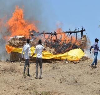 Fire brigade in Satana taluka, loss of thousands | सटाणा तालुक्यात झापास आग, हजारांचे नुकसान