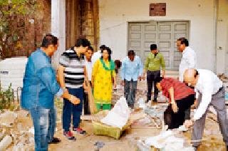 Cleanliness drive in District Court | जिल्हा न्यायालयात स्वच्छता अभियान