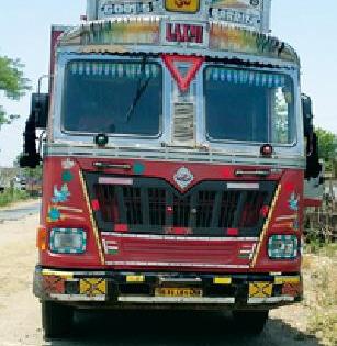 Cyclist serious in the shock of truck | ट्रकच्या धडकेत सायकलस्वार गंभीर