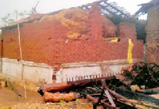 Windy rains at Bakti | बाक्टी येथे वादळी पावसाचा तडाखा Windy rains at Bakti | बाक्टी येथे वादळी पावसाचा तडाखा