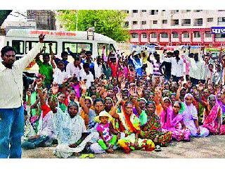 Pimpalgaon Front against illegal occupation | अवैध व्यवसायांविरुद्ध पिंपळगावी मोर्चा