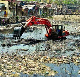 Drains stuck in | नाले अडकले गाळात