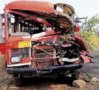 Bus accident, one killed, 14 injured | बसचा अपघात, एक ठार, १४ जखमी