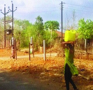 Pahadat for dhabewalking water | धाबेवाडीत पाण्यासाठी पायपीट Pahadat for dhabewalking water | धाबेवाडीत पाण्यासाठी पायपीट
