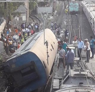 Express collapses on track, Western Railway traffic disrupted | एक्स्प्रेसचा डबा ट्रॅकवर घसरला, पश्चिम रेल्वेची वाहतूक विस्कळीत