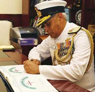 Admiral Sunil took over as the navy chief | अॅडमिरल सुनील लांबांनी स्वीकारला नौदल प्रमुखाचा पदभार