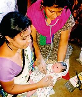 Delivering a woman in 'Medical van' in Melghat | मेळघाटात ‘मेडिकल व्हॅन’मध्ये महिलेची प्रसूती Delivering a woman in 'Medical van' in Melghat | मेळघाटात ‘मेडिकल व्हॅन’मध्ये महिलेची प्रसूती