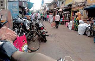 Increased encroachment leads to transportation | अतिक्रमण वाढल्याने वाहतुकीचा होतो खोळंबा Increased encroachment leads to transportation | अतिक्रमण वाढल्याने वाहतुकीचा होतो खोळंबा