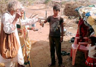 The time to beg for an elderly couple | वयोवृद्ध जोडप्यावर भीक मागण्याची वेळ The time to beg for an elderly couple | वयोवृद्ध जोडप्यावर भीक मागण्याची वेळ