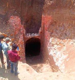 Remnants of an antique house found in digging a well | विहीर खोदताना आढळले पुरातन घराचे अवशेष