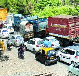 Saket bridge works again due to traffic congestion | साकेत पुलाच्या कामामुळे पुन्हा वाहतूककोंडी Saket bridge works again due to traffic congestion | साकेत पुलाच्या कामामुळे पुन्हा वाहतूककोंडी
