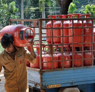 Unconscious cylinders cost Rs 21! | विनाअनुदानित सिलिंडर 21 रुपयांनी महागला