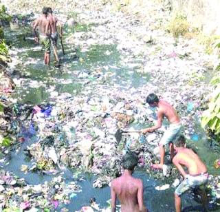 Child labor forced to work for Nalasefai! | नालेसफाईसाठी जुंपले बालमजूर! Child labor forced to work for Nalasefai! | नालेसफाईसाठी जुंपले बालमजूर!
