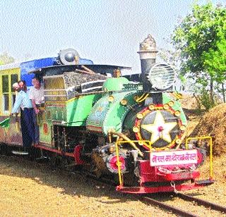 Tourists waiting for Matheran Queen | माथेरान राणीच्या प्रतीक्षेत पर्यटक