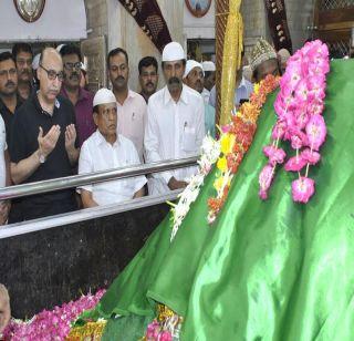 Visit of the High Commissioner of Pakistan Abdul Basit to the Tajbagh Dargah and Dikshit Bhumi | पाक उच्चायुक्त अब्दुल बासित यांची ताजबाग दर्गा व दीक्षाभूमीला भेट