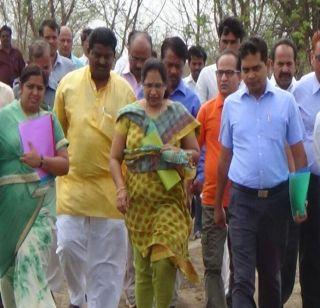 The drought-affected region is examined by the Central Drought Squads | दुष्काळी भागाची केंद्रीय दुष्काळी पथकांकडून पाहणी