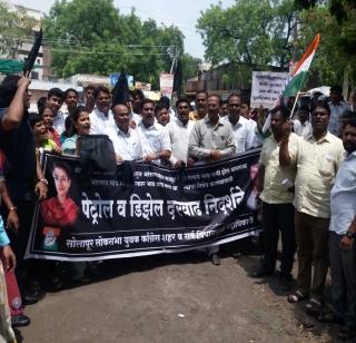 Congress' protest against petrol and diesel prices | पेट्रोल व डिझेल भाववाढ विरोधात काँग्रेसची निदर्शने