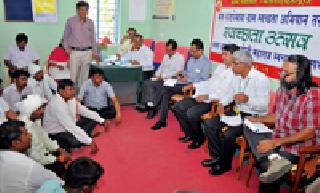Dialogue with farmers led by Central Drought Inspection Squad | केंद्रीय दुष्काळ पाहणी पथकाने साधला शेतकऱ्यांशी संवाद Dialogue with farmers led by Central Drought Inspection Squad | केंद्रीय दुष्काळ पाहणी पथकाने साधला शेतकऱ्यांशी संवाद