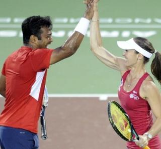 Paes and Hingis won the bronze | पेस आणि हिंगीस यांचे शानदार विजेतेपद