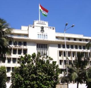 Officials at the Mantralaya | अधिकाऱ्यांचे मंत्रालयात खेटे