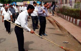 The staff waited for a clean railway station | स्वच्छ रेल्वे स्थानकासाठी कर्मचाऱ्यांनी कसली कंबर