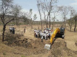 Dissemination of Wastes from People's Community | लोकसहभागातून पाझरतलावाची दुरूस्ती