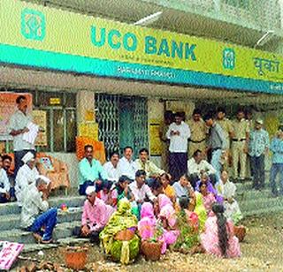 Farmer's Decade Method at Bank's doorstep | बॅँकेच्या दारात शेतकऱ्याचा दशक्रिया विधी