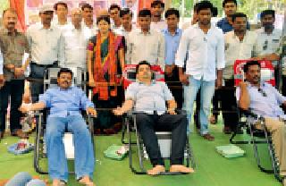 Nine teachers inexhaustible; Government prohibition of blood donation | नऊ शिक्षक अत्यवस्थ; रक्तदानाने शासनाचा निषेध