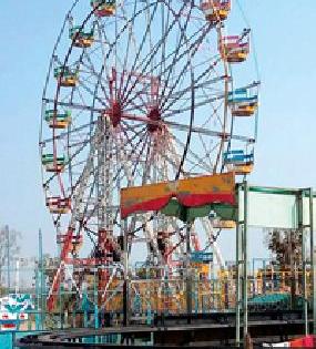Unauthorized occupation of 'Ananda Mela' on railway tracks | ‘आनंद मेळा’चा रेल्वेच्या जागेवर अनधिकृत कब्जा Unauthorized occupation of 'Ananda Mela' on railway tracks | ‘आनंद मेळा’चा रेल्वेच्या जागेवर अनधिकृत कब्जा