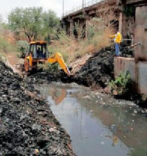 Contract workers for pre-monsoon cleaning | मान्सूनपूर्व सफाईसाठी कंत्राटी कामगार