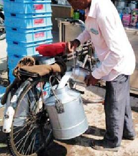 'Pakta' adulteration in 'Chandni Milk' | चंदीच्या दुधात ‘पाकिटाची’ भेसळ 'Pakta' adulteration in 'Chandni Milk' | चंदीच्या दुधात ‘पाकिटाची’ भेसळ