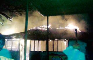 Fire damage to shops in Digras | दिग्रसमध्ये आग लागून दुकानांचे नुकसान Fire damage to shops in Digras | दिग्रसमध्ये आग लागून दुकानांचे नुकसान