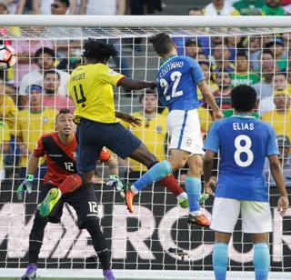 Copa América Soccer - Ecuador bounces strong Brazilian opponent | कोपा अमेरिका फुटबॉल - इक्वाडोरने बलाढय ब्राझीलला गोलशून्य बरोबरीत रोखले