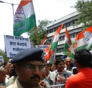 BalGandharb Rav from outside the house, fight with the BJP workers | बालगंधर्व नाटयगृहाबाहेर भाजप, आप कार्यकर्त्यांमध्ये झटापट