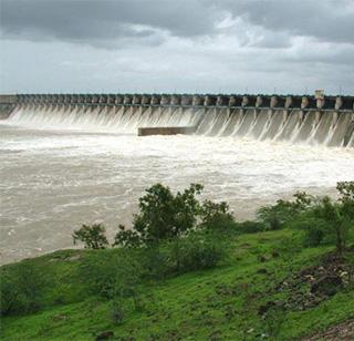 Ujani dam submergence recorded 37 mm rainfall | उजनी धरण पाणलोट क्षेत्रात ३७ मिमी पावसाची नोंद