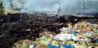 Fire in the municipal dumping yard | पालिकेच्या डम्पिंग यार्डमध्ये आग Fire in the municipal dumping yard | पालिकेच्या डम्पिंग यार्डमध्ये आग
