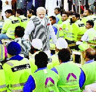 Indian workers in Qatar talk to Modi | कतारमधील भारतीय कामगारांची पंतप्रधान मोदींशी चर्चा