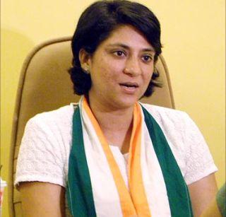 As far as politics is concerned, the Congress will go to Shivsena, the rumor - Priya Dutt | जोपर्यंत राजकारणात आहे तोपर्यंत काँग्रेसमध्येच, शिवसेनेत जाणार ही अफवा - प्रिया दत्त