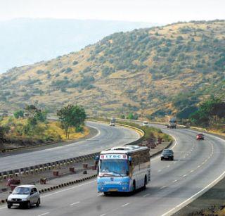 Video - Mumbai - Pune Highway becomes the trap of death | व्हिडिओ - मुंबई - पुणे हायवे बनतोय मृत्यूचा सापळा