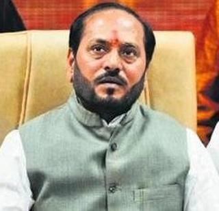 पर्यावरण संतुलनासाठी प्रत्येकाने एक झाड लावले पाहिजे