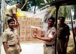 Seven lakh liquor seized with the vehicle | वाहनासह साडेसात लाखांची दारू जप्त Seven lakh liquor seized with the vehicle | वाहनासह साडेसात लाखांची दारू जप्त