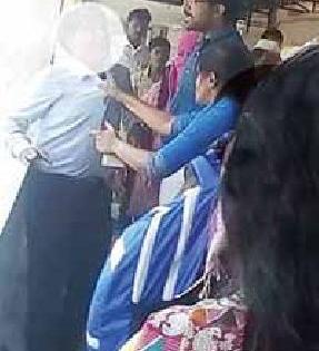 'Medical' teacher chopped off | ‘मेडिकल’च्या प्राध्यापकाला विद्यार्थिनींचा चोप