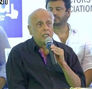 Efforts to create an atmosphere like Saudi Arabia in India: Mahesh Bhatt | भारतात सौदी अरेबिया सारखं वातावरण निर्माण करण्याचा प्रयत्न : महेश भट्ट