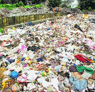 Tumbla Barrow due to rubbish | कचरा साठल्याने तुंबला नाला Tumbla Barrow due to rubbish | कचरा साठल्याने तुंबला नाला