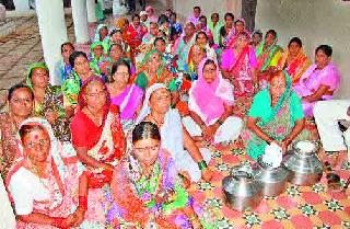 Hours to water in Yeola tehsil office | पाण्यासाठी येवला तहसील कार्यालयात तासभर ठिय्या Hours to water in Yeola tehsil office | पाण्यासाठी येवला तहसील कार्यालयात तासभर ठिय्या
