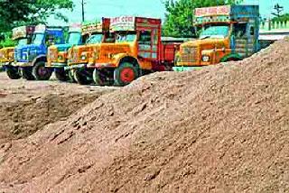Illegal sandstone in Indiranagar | इंदिरानगरमध्ये अवैध वाळूचे ढीग Illegal sandstone in Indiranagar | इंदिरानगरमध्ये अवैध वाळूचे ढीग
