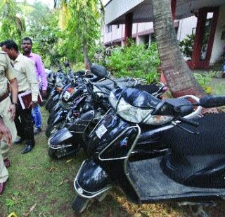 17 stolen bike seized | चोरीच्या १७ दुचाकी जप्त 17 stolen bike seized | चोरीच्या १७ दुचाकी जप्त