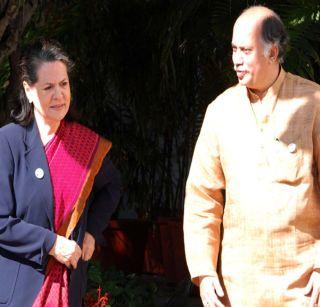 Sonia Gandhi tried to remove Gurudas Kamat's resentment | सोनिया गांधींकडून गुरुदास कामत यांची नाराजी दूर करण्याचा प्रयत्न