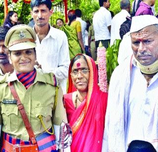 Daughter of a drought-hit farm officer! | दुष्काळग्रस्त शेतकऱ्याची मुलगी पोलीस अधिकारी! Daughter of a drought-hit farm officer! | दुष्काळग्रस्त शेतकऱ्याची मुलगी पोलीस अधिकारी!