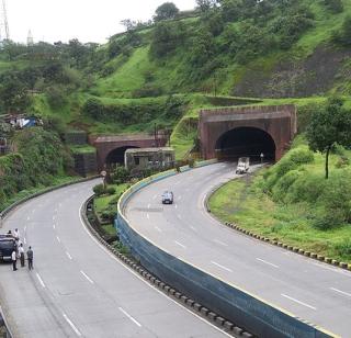 The Mumbai-Goa highway wasted | मुंबई-गोवा महामार्ग खचला